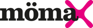 Logo von m&ouml;maX, bestehend aus schwarzer Schrift und einem pinken &bdquo;X&ldquo;.